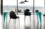 mesa de vidrio escultórica para comer