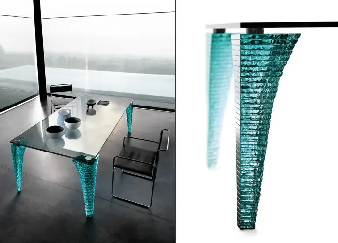 Mesa de comedor de vidrio con patas de cristal apilado y detalle en primer plano de una de sus esquinas.